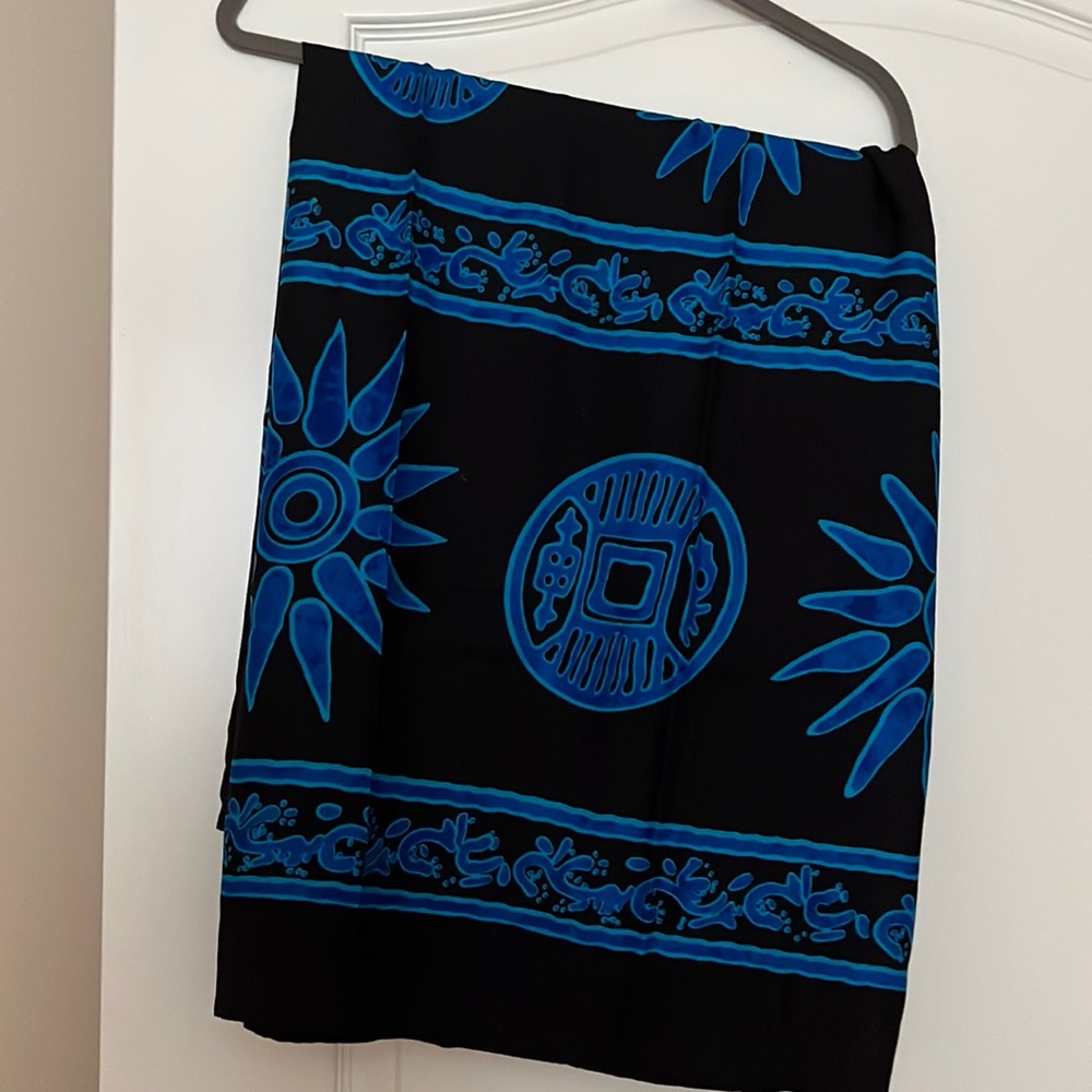 Blue sarong with Aztec type decoration